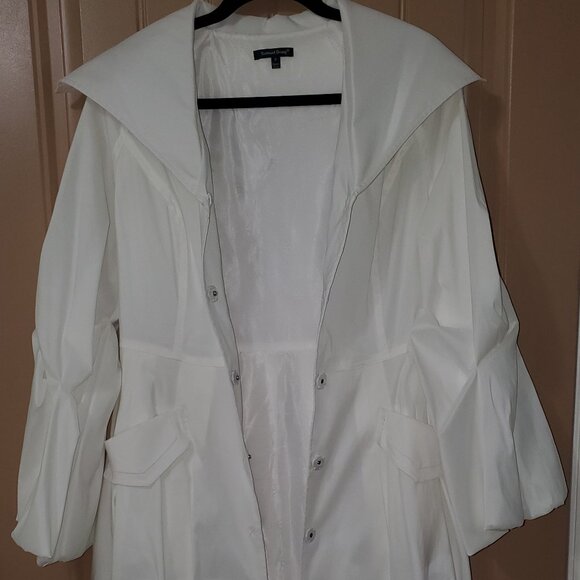 Samuel Dong white lined coat with a snap closer - Picture 6 of 10